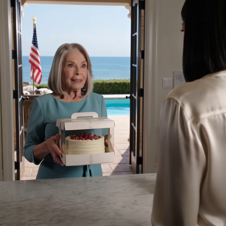‘Zet de taart neer, mam, en maak het niet ingewikkelder dan nodig is – ik heb de mensen die ik vanavond wil uitnodigen al bij me,’ zei mijn dochter in de keuken van het huis met uitzicht op de oceaan in Santa Barbara, waar ik aan had meebetaald. Toen ik de zilveren geschenkdoos in mijn hand hield in plaats van hem naast de taart te zetten, leek zelfs zij de sfeer in de kamer te voelen veranderen.