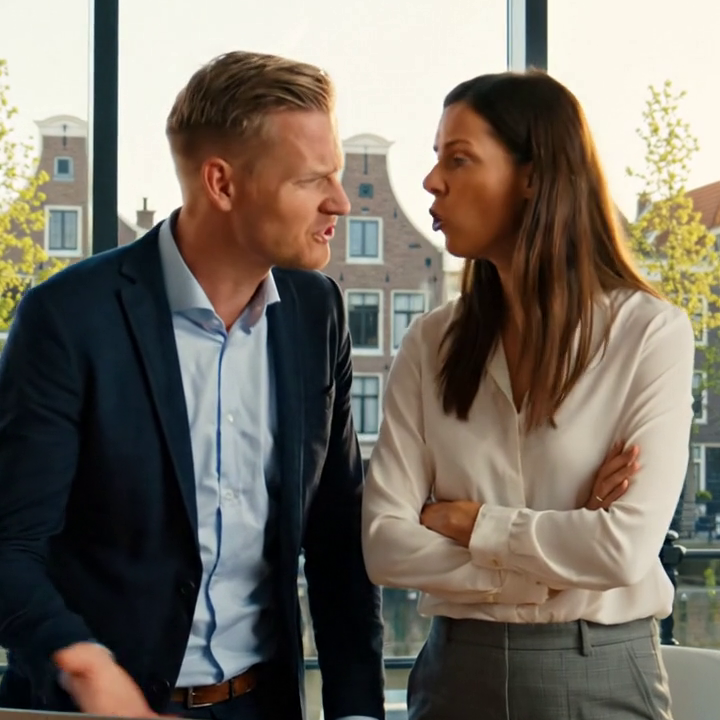 Vijf jaar nadat zijn moeder me had bekeken als een vlek op fijn porselein en had besloten dat ik er nooit bij zou horen, pakte ze een microfoon in een balzaal in Manhattan om de vrouw te bedanken die haar gala zojuist had gered – zonder te weten dat ze op het punt stond mijn naam te noemen