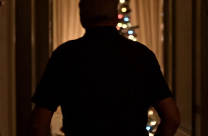 “GA WEG! JE BENT NIET UITGENODIGD!” schreeuwde mijn schoonzoon toen ik probeerde aan te schuiven bij het kerstdiner dat hij had gedekt. Hij moet vergeten zijn dat hij in mijn huis was. Ik stond rustig op, liep naar de voordeur en deed iets wat iedereen schokte.