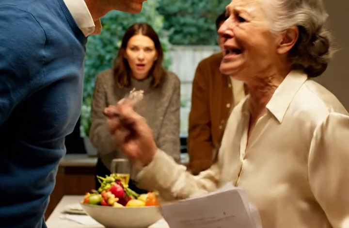 Een vreemde geur in de keuken, een vreemde vrouw in huis en de waarheid die een moeder woedend maakte
