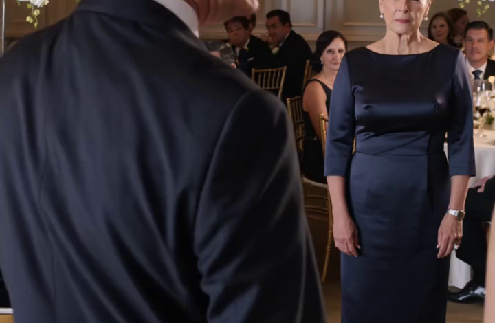VUS-My Dad Mocked Me A Disgrace At My Sister’s Wedding—Then The Bride Grabbed The Mic And Saluted Me