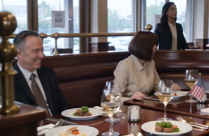 Mijn moeder zei dat het gewoon een snel familiediner was in de westelijke buitenwijken van Chicago, maar toen ze me naar een tafel achterin stuurde zodat de ‘echte groep’ bij elkaar kon zitten, begreep ik eindelijk dat het deze avond nooit om het eten ging – het ging om de plek waar ze stilletjes hadden besloten dat ik thuishoorde.