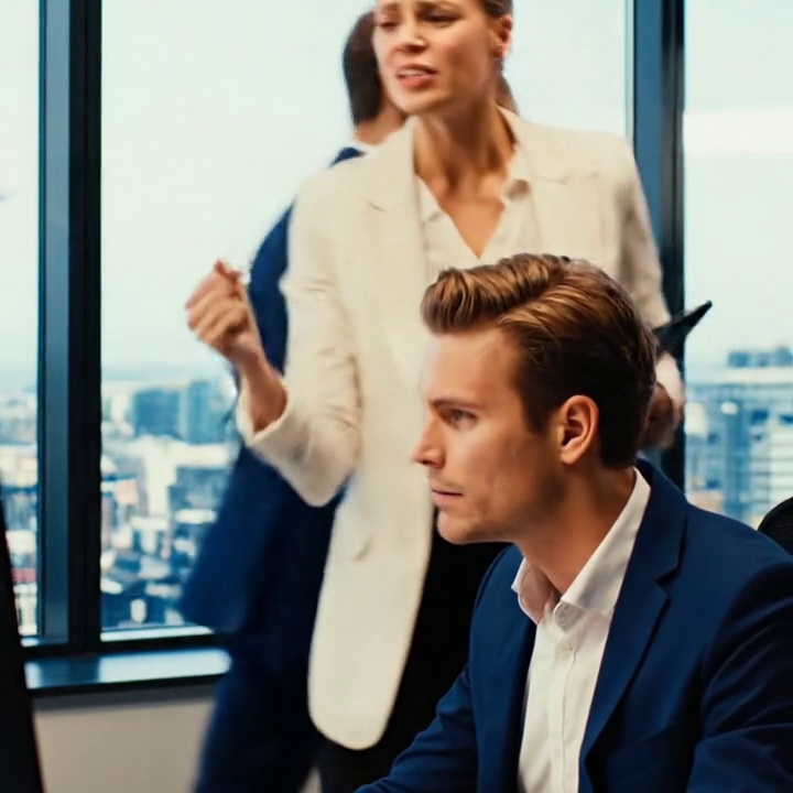 Op de bruiloft van mijn zus eisten mijn ouders, in het bijzijn van 200 gasten, de sleutels van mijn penthouse op. Ik weigerde… Toen gaf mijn moeder me zo’n harde klap dat mijn oorbeltje eraf vloog. 041