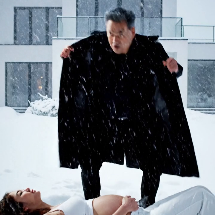 “Dad… he left me here to die,” I whispered, clutching my swollen belly as the freezing wind cut through my skin. My husband had abandoned me in the snow without a second glance. Then a voice shattered the darkness: “Don’t be afraid, sweetheart. Dad is here.” I looked up, trembling. He came to save me… but when I rose, I made a silent vow: I would destroy their lives. – True Stories
