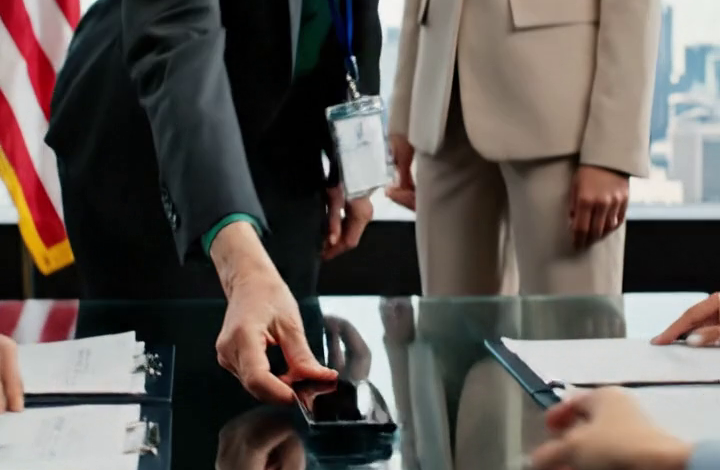 De kleindochter van de CEO stond in de directiekamer en zei: “We nemen afscheid van mensen zoals jij. Geef je toegangsbewijs af en ruim je bureau op.” Ik glimlachte, legde mijn badge op tafel en zei: “Natuurlijk. Maar onthoud wel: zodra ik vertrek, zal het bedrijf eindelijk zien welke systemen alleen werkten omdat ik ze bij elkaar hield.” Vijftien minuten later ging haar telefoon over, de deur van de vergaderzaal zwaaide open en alle directieleden beseften dat ze zojuist de enige persoon had ontslagen die wist hoe alles met elkaar verbonden was.