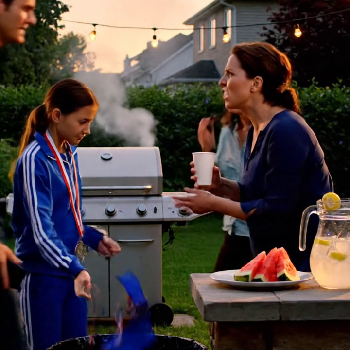 Tijdens een barbecue met de familie gooide mijn schoonzus alle medailles van mijn 12-jarige dochter in de keukenprullenbak omdat ze haar nichtje overschaduwde. Toen mijn schoonmoeder zei: “Ze moet bescheiden blijven”, bleef mijn man kalm en pleegde vervolgens één telefoontje.