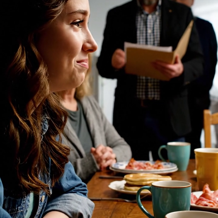 Op kerstochtend zei mijn vader: “Je moet nu even een stapje terug doen.” Mijn moeder voegde eraan toe: “Vergelijk jezelf alsjeblieft niet met je zus.” Ik glimlachte: “Dan kun je je eigen rekeningen betalen.” De volgende dag vroeg hij om een formele evaluatie – en de beoordelaar zei vier woorden.