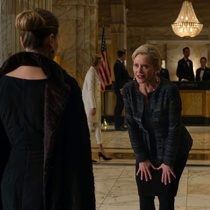 Mijn zus blokkeerde me midden in de lobby van een luxehotel in Rhode Island, mijn moeder zei me koudweg dat ik de familie niet in verlegenheid moest brengen tijdens het diner ter ere van de 70ste verjaardag van mijn vader, en gasten begonnen zich al om te draaien en te kijken – maar net toen ik wilde weglopen, kwam een man in een zwart pak van de receptie naar me toe, riep me bij mijn naam, en de hele lobby werd muisstil.