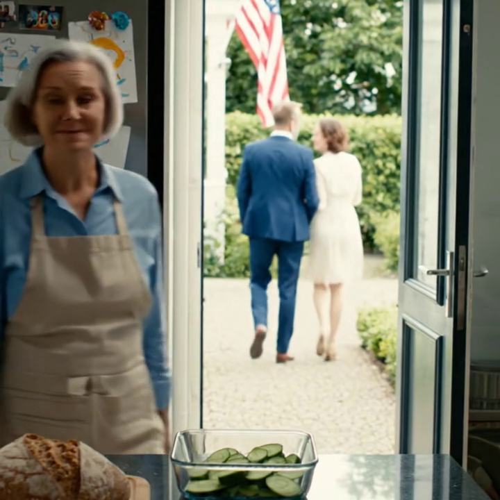 Mijn zoon kreeg promotie en nam iedereen mee uit eten om dat te vieren, maar gek genoeg was ik de enige die thuisbleef. Even later appte mijn schoondochter: “Mam, vergeet niet de restjes in de koelkast op te eten.” Ik antwoordde: “Oké,” ritste stilletjes mijn koffer dicht, keek nog een laatste keer rond in huis en vertrok zonder een woord te zeggen. Rond middernacht kwamen ze lachend thuis, deden de voordeur open en verstijfden zodra ze binnenstapten.