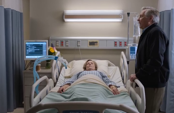 Ik stond op de intensive care en luisterde naar de beademingsapparatuur van mijn vrouw, toen de dokter me zachtjes vertelde dat ze een aanbetaling van $15.000 nodig hadden. Ik haalde mijn creditcard over de betaalautomaat, maar die werd geweigerd. Omdat ik nergens anders terechtkon, belde ik mijn dochter en vroeg om hulp. Ze aarzelde nauwelijks voordat ze zei: “Ik heb het druk, pap. Maak er geen drama van.” Dus ik zei: “Oké,” en hing op. De volgende ochtend werd ik wakker met 42 gemiste oproepen van haar.