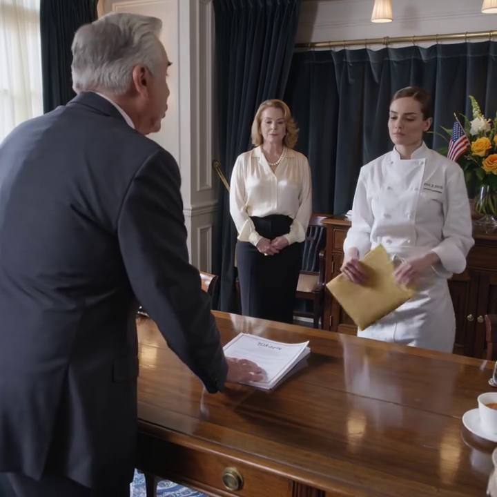 Mijn familie heeft me negen jaar lang genegeerd – en toen kwamen ze mijn restaurant binnenlopen. Mijn vader eiste dat ik 50% van de aandelen zou afstaan, anders zou hij diezelfde avond nog mijn huisbaas bellen.