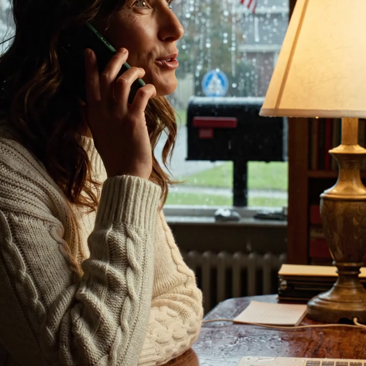 De assistente van mijn schoonmoeder belde me zachtjes op en zei: “De familie van uw man heeft een besloten feest geboekt en ze hebben gevraagd u daar niets van te vertellen.” Ik vroeg niet waarom. Ik klonk niet boos. Ik zei simpelweg: “Annuleer alles.” Ze haalde diep adem en zei: “Mevrouw, het gaat om een evenement van 42.000 dollar.” Ik antwoordde: “Dat weet ik.” Toen liet ik de waarheid langzaam en duidelijk tot me doordringen: “Ik ben eigenaar van het restaurant, het cateringbedrijf en elke leverancier die op dat contract staat.” De lijn werd muisstil en in die stilte besefte ik dat dit de eerste keer was dat iemand die erbij betrokken was begreep wie er al die tijd de touwtjes in handen had gehad.