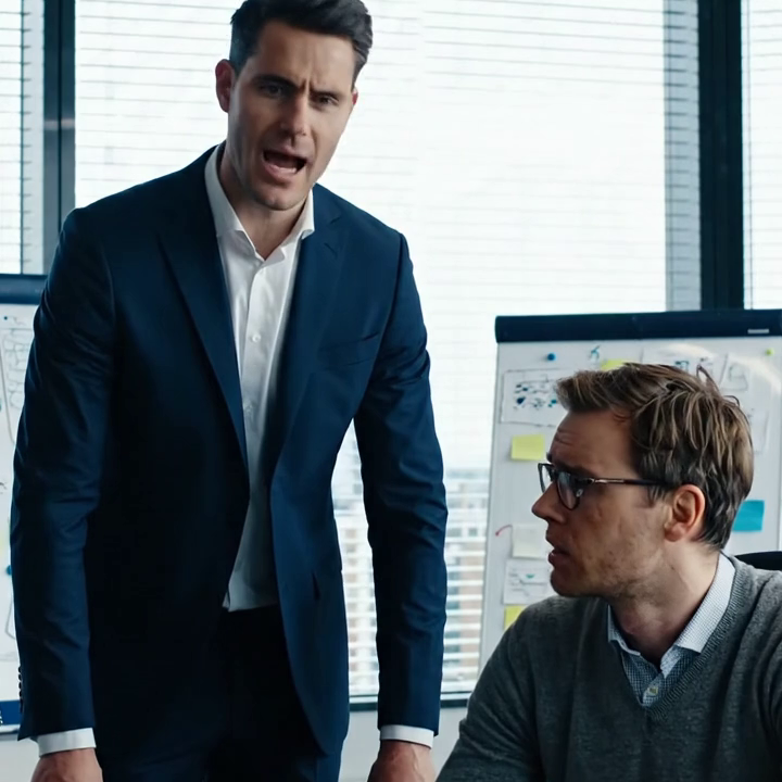 Mijn zus liep met haar koffer weg en liet haar zieke tienjarige zoon achter op mijn bank in Seattle, “maar voor één nachtje”. Toen ze jaren later terugkwam en zijn succes van dichtbij wilde meemaken, was ik degene die de vernevelaar had vastgehouden, de gegrilde kaas had laten aanbranden en elke storm had doorstaan.