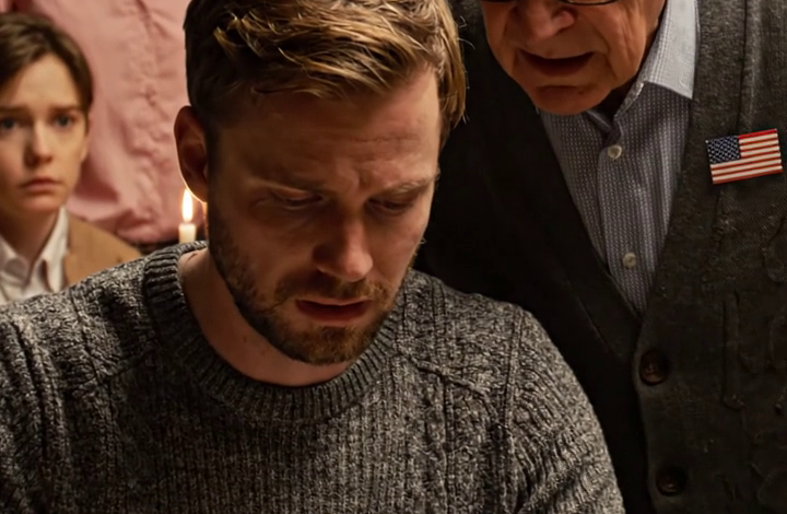I thanked my grandpa for the $200 check… he stopped carving the turkey, looked me dead in the eye, and said, “I wired you half a million dollars.” — the entire Thanksgiving table froze, and I just quietly opened the transaction history…