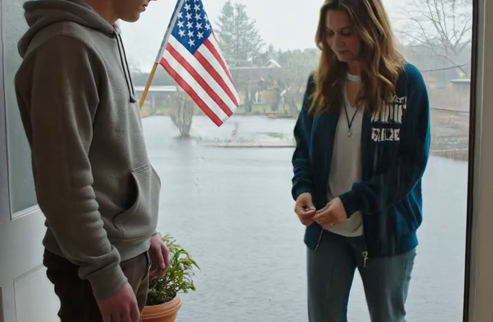 Mijn zus liep met haar koffer weg en liet haar zieke tienjarige zoon achter op mijn bank in Seattle, “maar voor één nachtje”. Toen ze jaren later terugkwam en zijn succes van dichtbij wilde meemaken, was ik degene die de vernevelaar had vastgehouden, de gegrilde kaas had laten aanbranden en elke storm had doorstaan.