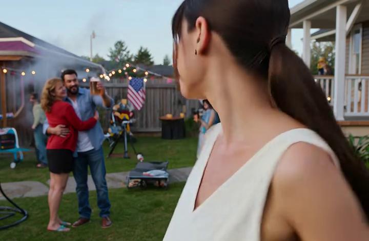 Tijdens de barbecue van mijn vriend op 4 juli hief hij een biertje en kondigde aan dat hij een DNA-test ging laten doen. Terwijl zijn moeder hem omhelsde alsof hij iets eervols had gedaan en vijftig gasten zich omdraaiden om mijn reactie te zien, maakte ik geen ruzie – ik liep weg. Minuten later keek een receptioniste in een rustig advocatenkantoor naar de ongelezen berichten op mijn scherm, verlaagde haar stem en zei: “Ga alstublieft niet weg.”