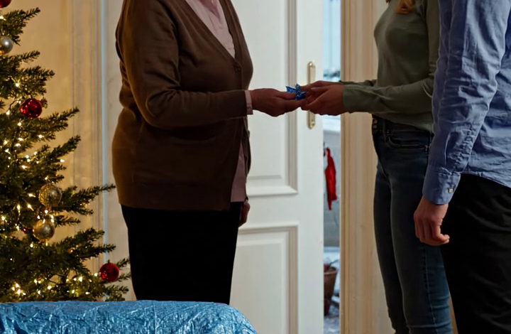 Ik kwam drie dagen eerder terug van een zakenreis en zag een vreemde auto voor mijn huis staan. Ik ging naar binnen en trof de vrouw van mijn zoon aan. Ze glimlachte en zei: “We gaan verbouwen voordat we erin trekken!” Ze had het me nooit gevraagd. Wat ik vervolgens deed, zorgde ervoor dat ze… non-stop gilde