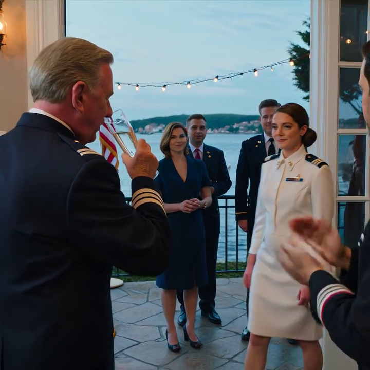 Mijn vader, de admiraal, bracht een toast uit op de dochter van mijn stiefmoeder als “commandant” — totdat ik binnenkwam met de rang die ik verdiend had