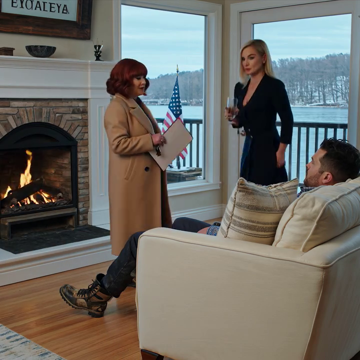 Ik kocht een huis aan het meer van Genève als welverdiende rust na tien jaar deadlines in Chicago. Toen ik die zondag de deur opendeed, zat mijn zus al op de bank, de laarzen van haar man op de houten vloer en de open haard brandde alsof ze er zelf voor betaald hadden. Ze schreeuwde: “Ga weg, anders bel ik de politie!”, maar ik verhief mijn stem niet – ik pakte een map die ze nooit verwachtten.