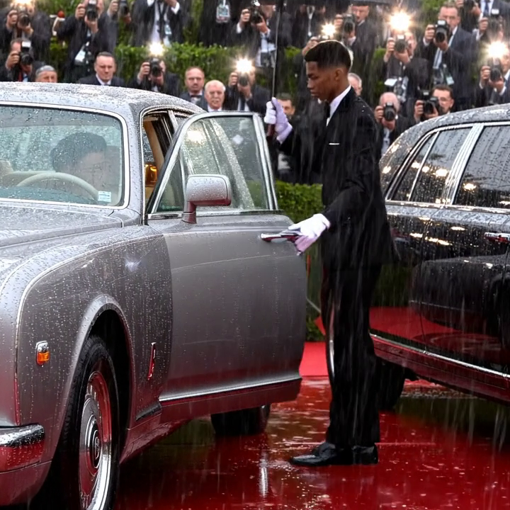 Richard Sterling tekende de scheidingspapieren in een directiekamer in Manhattan, zelfvoldaan dat een uitbetaling van $500.000 Charlotte voorgoed uit zijn leven zou wissen. Drie weken later stopte een diplomatieke Rolls-Royce bij de Metropolitan Police, dezelfde elite die zijn telefoontjes had genegeerd vormde een erehaag voor haar, en zijn Londense imperium begon te wankelen. Vrijdag stapte Charlotte Vanderbilt zijn eigen directiekamer weer binnen – niet als ex-vrouw, maar als de koper met de echte papieren in handen.