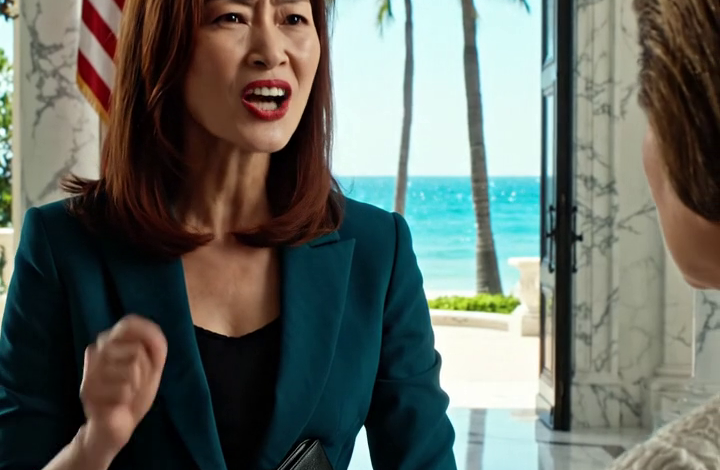 Na de bruiloft bracht mijn schoondochter een notaris naar mijn villa van 20 miljoen dollar in Palm Beach, zwaaide met een dikke map en zei: “Het huis is overgedragen. Verhuis binnen 72 uur.” Mijn zoon kwam nooit opdagen. Ik keek naar de kromme handtekening, glimlachte en zei één zin die hen deed beven.