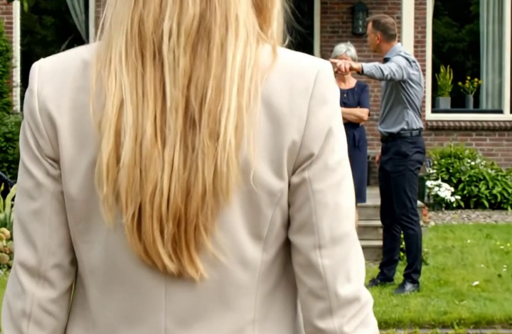 Na 11 jaar weg vlieg ik naar huis om de…