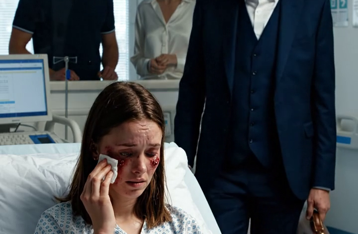 Op de twintigste verjaardag van mijn zus eisten mijn ouders dat ik haar een BMW van mijn trust zou geven. Toen ik nee zei, stuurden ze me naar de eerste hulp. Maar Uren later…