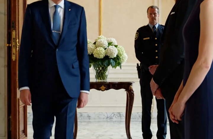 Op het verlovingsfeest van mijn zus stelde mijn vader me voor als “de bezorger van de maaltijdpakketten”. Toen gingen de voordeuren open en liep een hoge Amerikaanse ambtenaar rechtstreeks naar me toe.