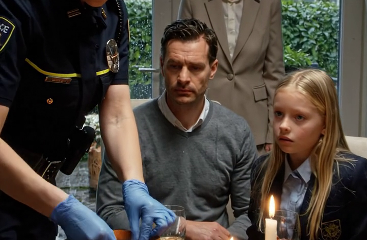 Mijn vriendin had mijn zoon en mij uitgenodigd voor wat een gezellig familiediner leek. Iedereen aan tafel dacht dat niemand had gemerkt dat haar dochter iets in de jaszak van mijn zoon had gestopt. Ik controleerde de zak en schrok ervan, maar ik heb haar niet meteen verraden… Minder dan een half uur later, nog voordat de koffie was ingeschonken, stond de politie al voor de deur.