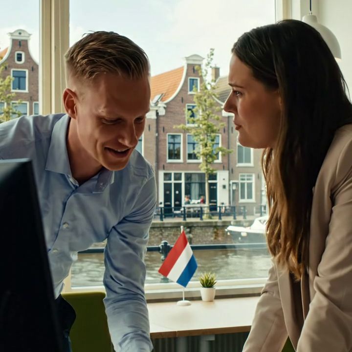 “Opa… mama heeft gelogen,” en ik besefte dat de vrouw die dacht dat ik nooit vragen zou stellen, de enige persoon die nog tussen haar en die kinderen stond, volledig verkeerd had ingeschat: .