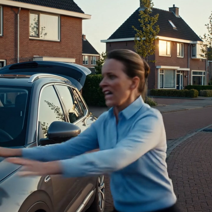 Mijn dochter stuurde me een berichtje: “Mam, kunnen we samen eten? Ik mis je,” na een jaar stilte. Maar toen ik bij haar huis in Colorado aankwam, greep de huishoudster mijn arm en fluisterde: “Ga niet naar binnen. Ga meteen weg.” Ik verstopte me in mijn auto, zag de lichten in de eetkamer aangaan en zag mijn schoonzoon papieren neerleggen die mijn dochter nooit had mogen ondertekenen. Toen veranderde een envelop op Union Station alles.