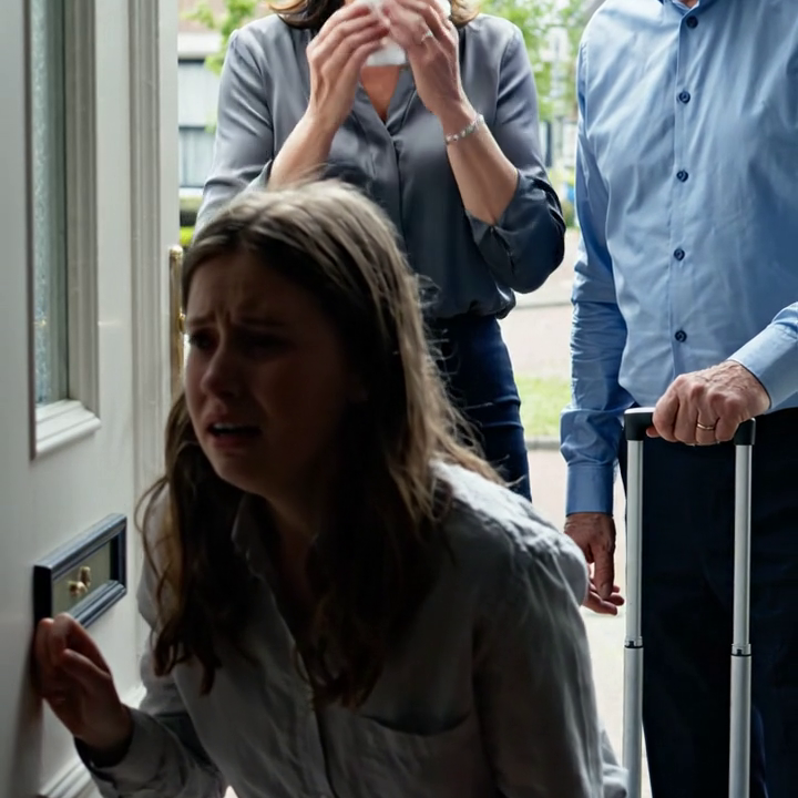 ‘Je hebt het geld toch niet nodig,’ zei mijn moeder, terwijl ze in mijn keuken stond alsof ze de eigenaar was – alsof mijn leven, mijn werk en mijn grenzen slechts decoraties waren die ze naar believen kon verplaatsen.