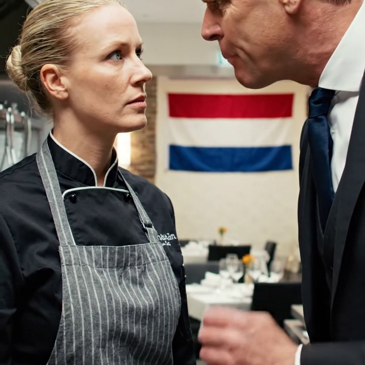 Mijn vader zei dat ik in de keuken moest blijven terwijl mijn zus de investeerders probeerde te overtuigen. Ik liep weg en tien minuten later kondigde de belangrijkste investeerder aan dat de chef-kok die hij had uitgenodigd, ontslag had genomen. WIE WAS VERTROKKEN?