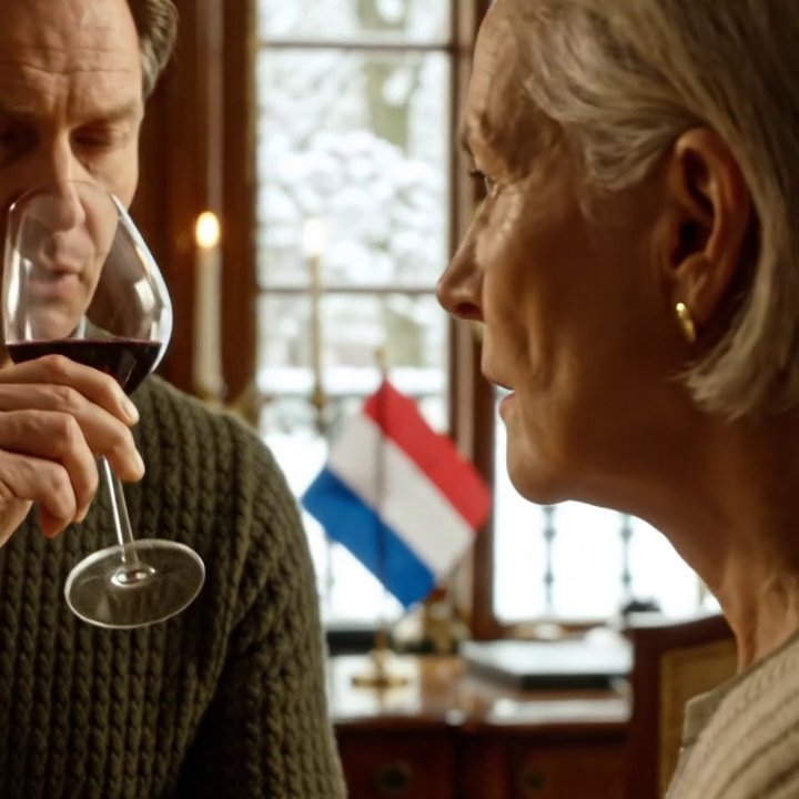 ‘Jouw mening doet er hier niet toe,’ zei mijn schoonzoon in het huis dat ik had gebouwd, aan de tafel waar ik dit gezin jarenlang te eten had gegeven. Na maandenlang uit mijn eigen leven te zijn geduwd, stond ik op, liep langzaam naar de deur, en toen besefte iemand eindelijk dat ze te ver waren gegaan.