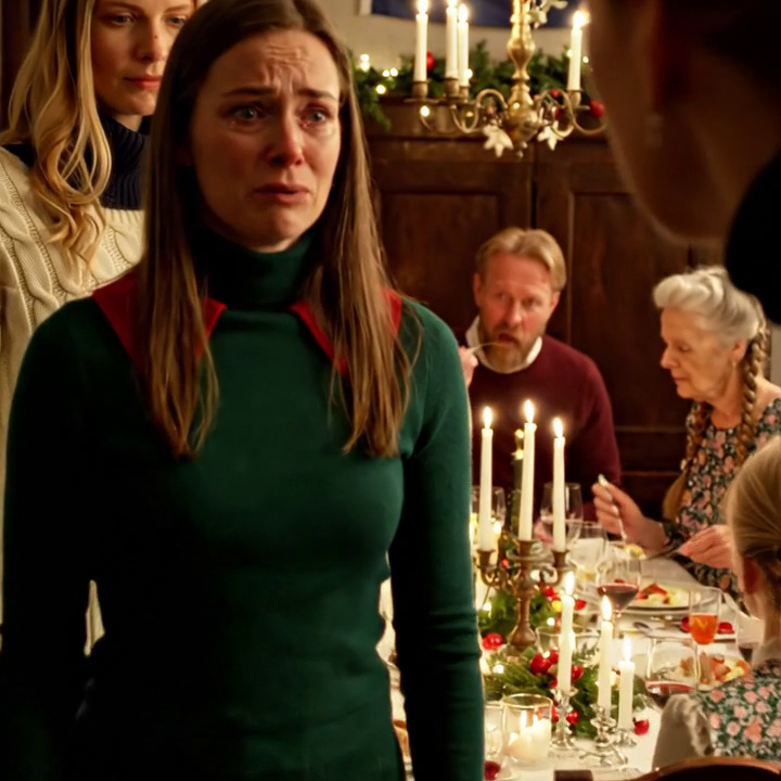 Tijdens het kerstdiner vertelde mijn familie aan mijn 7-jarige en mij dat we daar niet langer thuishoorden. Ik bleef kalm, maakte één onopvallende beweging en de hele tafel veranderde. VIJF MINUTEN LATER