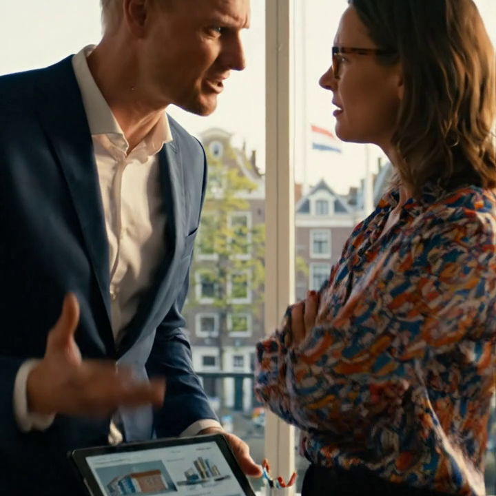 Om 2 uur ‘s nachts belde mijn dochter met een gebroken stem vanuit een politiebureau. De advocaat van haar man was er al en noemde haar geestelijk onstabiel. Voordat de zon opkwam, begon het hele verhaal dat hij over haar had opgebouwd af te brokkelen op het moment dat de chef opkeek, mij door de deur zag komen en besefte dat Marcus Delroy de grootste fout van zijn leven had gemaakt.