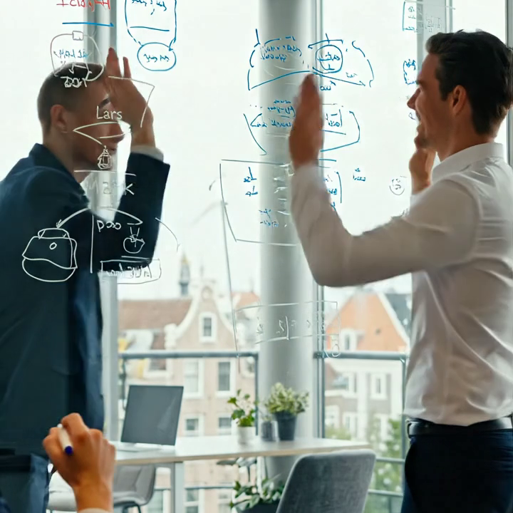 Mijn broer noemde me een mislukkeling op zijn promotiefeest en bood aan mijn bedrijf voor een prikkie over te kopen. Ik vertrok zonder ophef te maken, maar toen ze arriveerden en de situatie onder controle verwachtten, stond iedereen perplex bij het eerste wat ze zagen. DE DEUREN GINGEN OPEN.