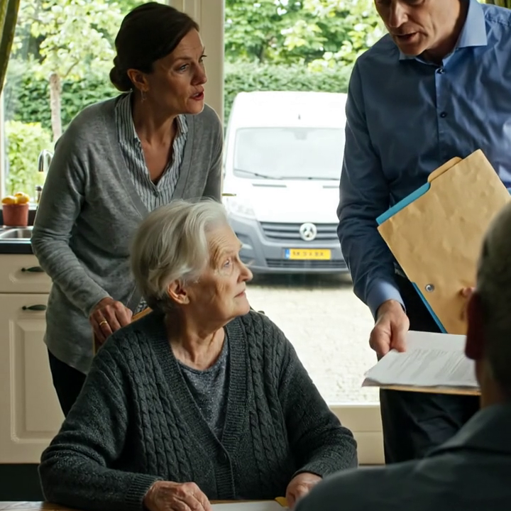 Hij noemde me ooit “een slechte investering” en liep weg. Achttien jaar later kwam hij naar de voorlezing van het testament in de verwachting een deel van miljoenen te krijgen, maar ontdekte dat de zaal veranderd was.