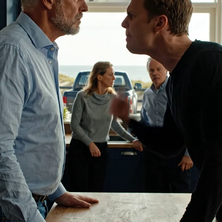 Na mijn pensionering verhuisde ik terug naar mijn strandhuis, een huis dat nog steeds vol herinneringen aan mijn overleden vrouw zit. Toen belde mijn zoon. “Kylie is zwanger. Haar gezin komt bij je wonen. Als je dat niet goed vindt, kun je vertrekken.” Ik maakte geen bezwaar. Ik zei geen woord meer. Maar tegen de tijd dat ze aankwamen, had ik al een plan klaargelegd dat ze niet hadden zien aankomen.