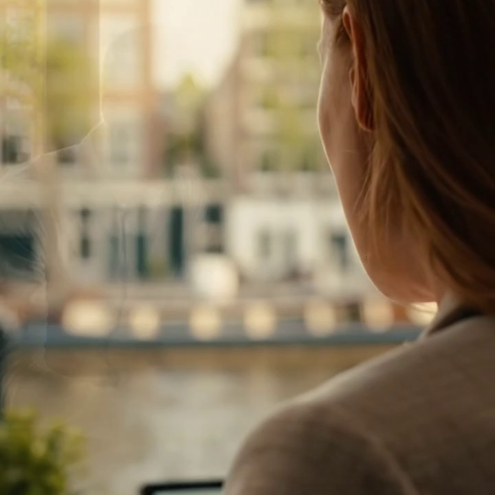 Mijn man belde vanuit een luxehotel en eiste dat ik zijn creditcard weer activeerde, zonder te weten dat ik in een ziekenhuisbed lag met zijn baby, en maakte stilletjes een einde aan ons huwelijk