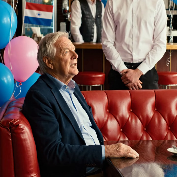 Frank Delaney wachtte zijn hele 72e verjaardagsdiner af voordat hij de ober eindelijk vroeg om zeven onaangeroerde borden af te ruimen. De motorrijder aan de bar hoorde dat, zette zijn drankje neer en draaide zich om.