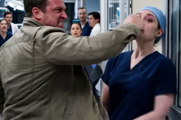 “Where were you?” Luke Hayes shouted in the middle of a Chicago hospital corridor, his voice shaking with rage. “My father is dying—and you show up now?” The exhausted neurosurgeon didn’t fight back. She only whispered, “Please… let me save him.” Two hours later, Luke learned the truth: while he was screaming at her, she had just left her husband’s deathbed. And that revelation would destroy everything he thought he knew… – True Stories