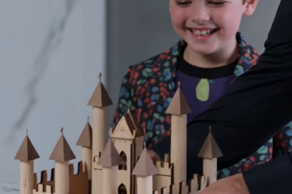 VUS – MIJN BROER VERNIETIGDE HET HANDGEMAAKTE VERJAARDAGSCADEAU DAT IK VOOR MIJN ZOON HAD GEMAAKT, LACHTE TERWIJL MIJN KLEINE JONGEN HUILDE VOOR DE HELE FAMILIE, EN IEDEREEN WEGDE HET AF ALS “MAAR EEN GRAPJE” – MAAR TOEN STOND MIJN VADER OP, DEED DE GOUDEN RING AF DIE HIJ NOOIT AF HAD GEHAD, STRAKTE HEM OP TAFEL EN ZEI IETS ZO KOUD DAT HET NIET ALLEEN HET FEEST VERPESTTE… HET VERNIETIGDE ALLES WAT IK DACHT NOG TE HEBBEN IN DIE FAMILIE