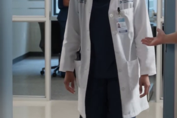 Mijn familie liet vier lege stoelen achter bij mijn diploma-uitreiking. Een paar weken later stuurde mijn vader een berichtje: “Stuur $5.000. Je bent nu dokter.” Ik stuurde $1 met de opmerking: “Het beste wat ik kan doen.” Dat viel hem niet in goede aarde. Nog dezelfde dag belde hij naar mijn ziekenhuis om me in de problemen te brengen, zonder te beseffen dat ik al iets had geregeld waardoor die actie snel zou mislukken.
