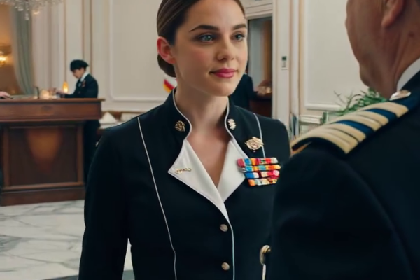 Mijn zus grijnsde om mijn cateringuniform — totdat ik drie Franse woorden tegen de Amerikaanse generaal zei