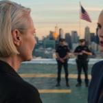 De weddingplanner van mijn zoon in Seattle belde terwijl ik in een helikopter zat en neerkeek op de skyline en de torens met de naam Sterling. Ze zei ijskoud: “Zijn familie heeft je uitnodiging afgezegd, maar de aanbetaling van $200.000 blijft staan,” en herinnerde me eraan dat dit “een dag was voor een nieuw fundament”. Ik maakte geen bezwaar, ik antwoordde slechts met één zin, en die avond opende ik het dossier dat Julian dacht voorgoed te hebben opgeborgen.