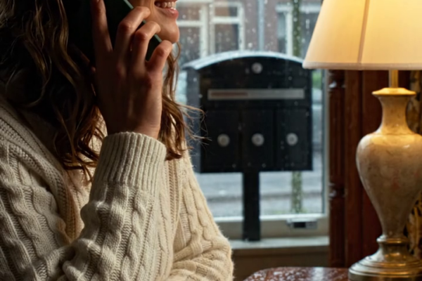 De assistente van mijn schoonmoeder belde me zachtjes en zei: ‘De familie van je man heeft een privéfeestje geboekt en ze hebben gevraagd dat je er niets van zou weten.’ Ik vroeg niet waarom. Ik klonk niet boos. Ik zei eenvoudigweg: “Annuleer alles.” Ze ademde scherp in en zei: ‘Mevrouw, het is een evenement van tweeënveertigduizend dollar.’ Ik antwoordde: “Ik ben me ervan bewust.” Toen liet ik de waarheid langzaam en duidelijk aan het licht komen: ‘Ik ben eigenaar van het restaurant, het cateringbedrijf en elke verkoper die op dat contract staat vermeld.’ Het werd volkomen stil in de lijn, en in die stilte besefte ik dat dit de eerste keer was dat iemand die erbij betrokken was, begreep wie al die tijd echt de touwtjes in handen had gehad. – Nieuws