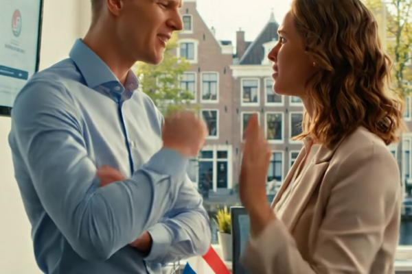 Tijdens het Thanksgiving-diner stond mijn vader voor iedereen op en schreeuwde dat hij er klaar mee was te doen alsof ik zijn dochter was, en hoewel mijn handen trilden, glimlachte ik, stond op en zei: ‘Als je eerlijk bent vanavond’, liep naar de gangkast, haalde er een oud klein voorwerp uit – en zag hoe zijn glimlach verdween toen ik het onthulde. – Nieuws