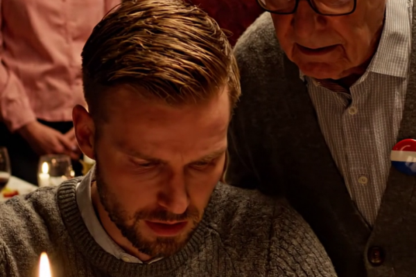 Ik bedankte mijn opa voor de cheque van $ 200… hij stopte met het snijden van de kalkoen, keek me dood in de ogen en zei: “Ik heb je een half miljoen dollar overgemaakt.” — de hele Thanksgiving-tafel bevroor, en ik opende stilletjes de transactiegeschiedenis… – Nieuws