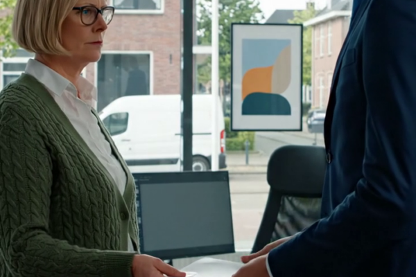 Mijn moeder trouwde met haar nieuwe echtgenoot en ze verwijderden mij uit hun nieuwe familie. De dag dat ik 18 werd, heb ik mezelf uit haar leven gewist en wat volgde was pure chaos. – Nieuws